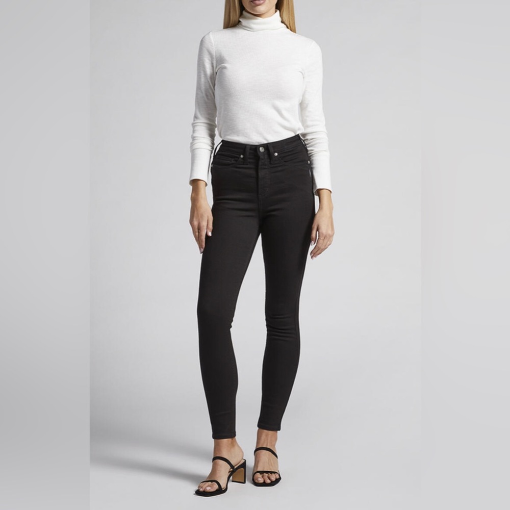 ❗️FINAL❗️ 🆕 SILVER JEANS Infinite Fit High Rise Skinny Jeans 🔴
